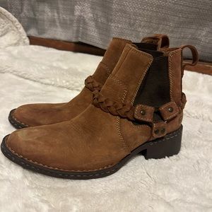 Born heel boots